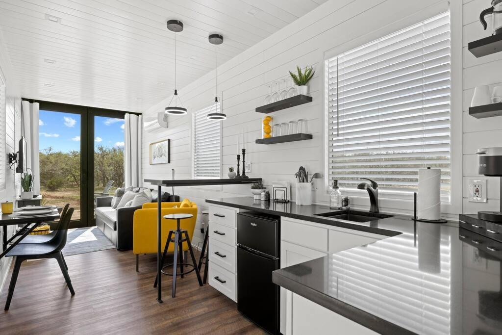 New The Yellow Beacon-Luxury Shipping Container Fredericksburg Exterior foto