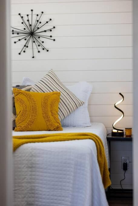 New The Yellow Beacon-Luxury Shipping Container Fredericksburg Exterior foto